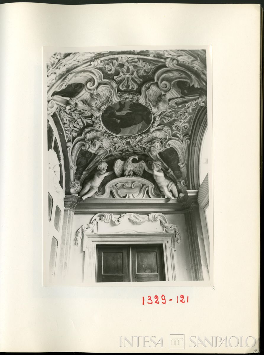 Palazzo Leoni Montanari, portale al primo pianerottolo dello scalone, in cui si riconosce l'Aquila, simbolo dei Montanari, 1929 (Foto Tapparo & Trentin)