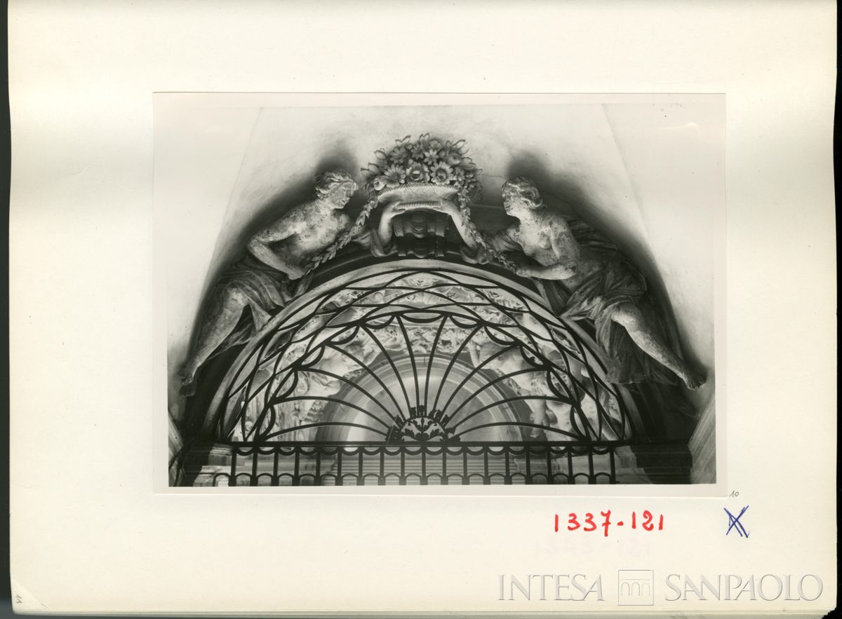 Palazzo Leoni Montanari, arco del portale dello scalone con parte del cancello della Miglioranza, 1929 (Foto Tapparo & Trentin)