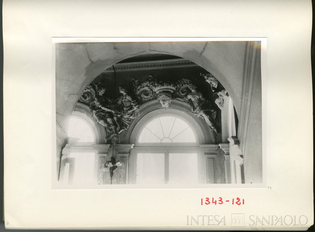 Palazzo Leoni Montanari, decorazioni sulle finestre del terzo pianerottolo dello scalone, 1929 (Foto Tapparo & Trentin)