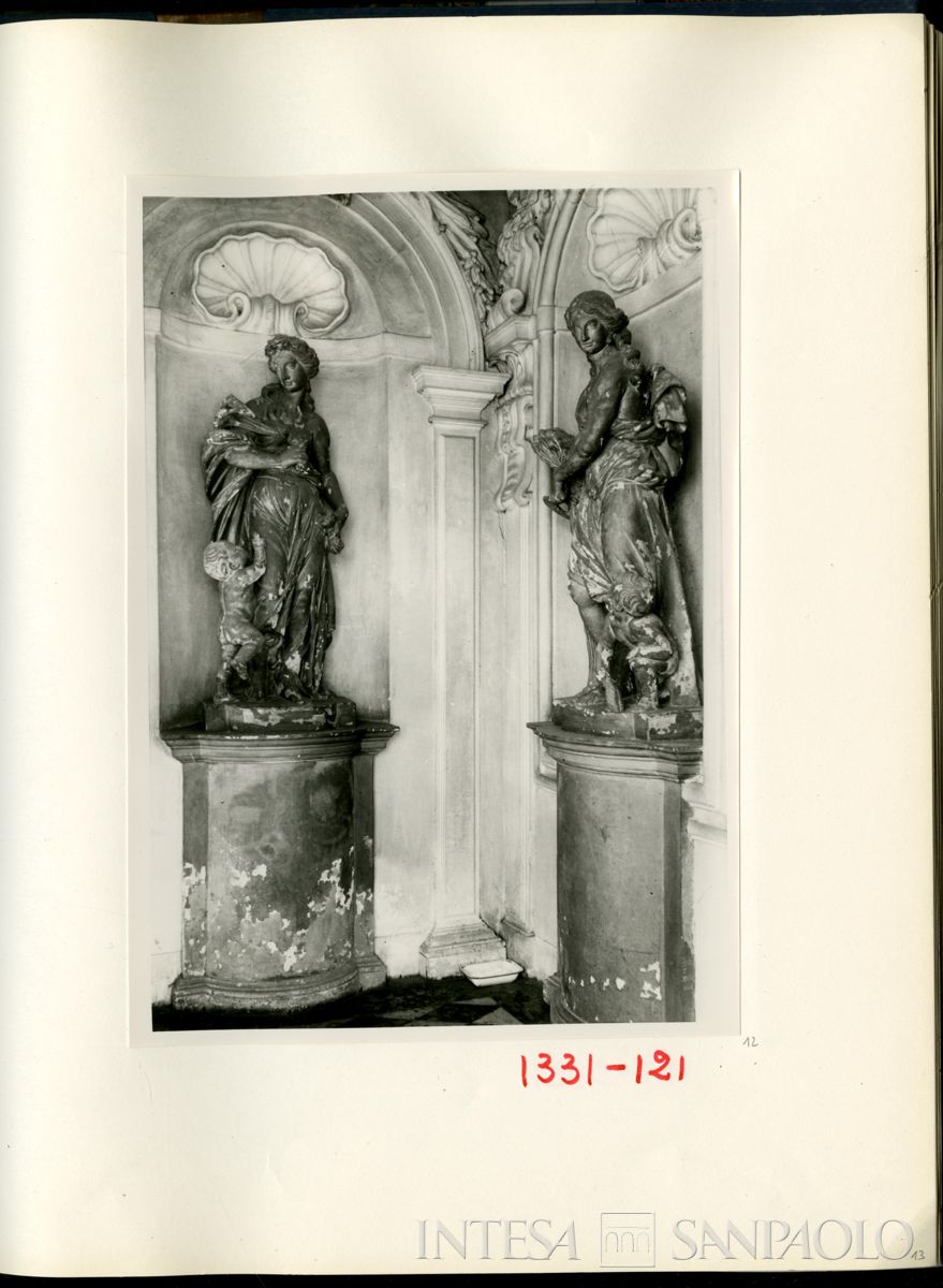 Palazzo Leoni Montanari, secondo pianerottolo dello scalone, nicchia con le statue della Primavera e dell'Estate, 1929 (Foto Tapparo & Trentin)