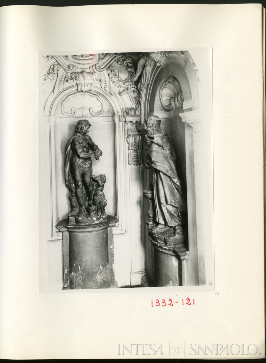 Palazzo Leoni Montanari, secondo pianerottolo dello scalone, nicchia con le statue dell'Autunno e dell'Inverno, 1929 (Foto Tapparo & Trentin)