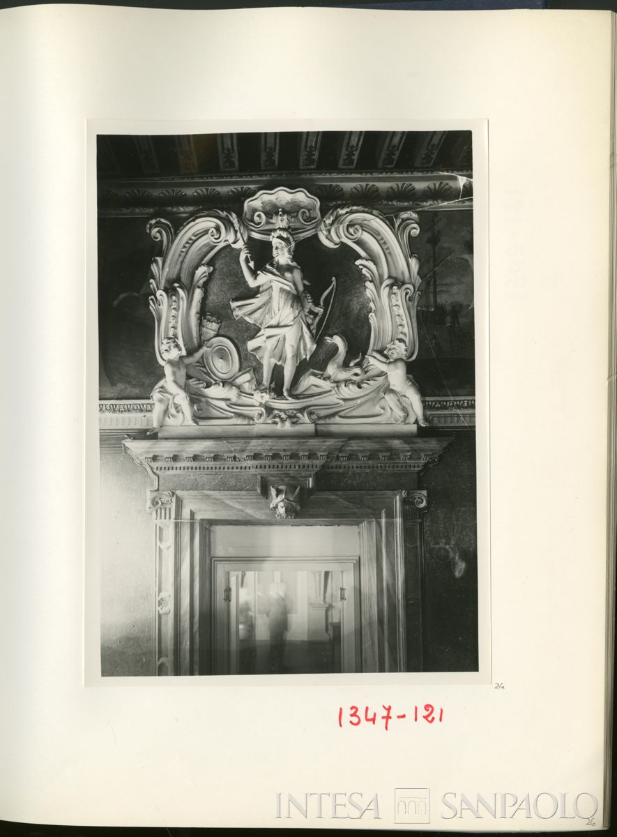 Palazzo Leoni Montanari, Sala dei Quattro Continenti, stucco della sovraporta simboleggiante l'America, 1929 (Foto Tapparo & Trentin)