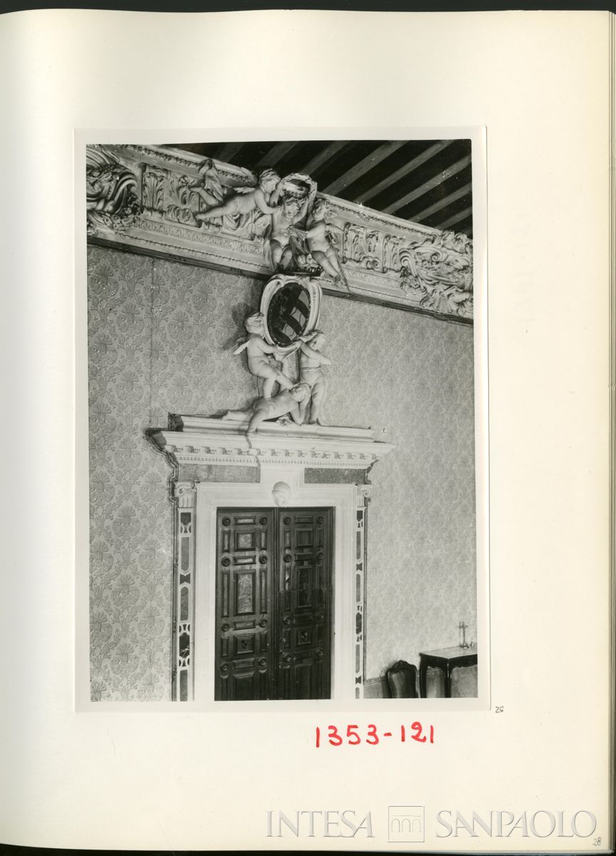 Palazzo Leoni Montanari, Sala Stemmi, putti della sovraporta, 1929 (Foto Tapparo & Trentin)