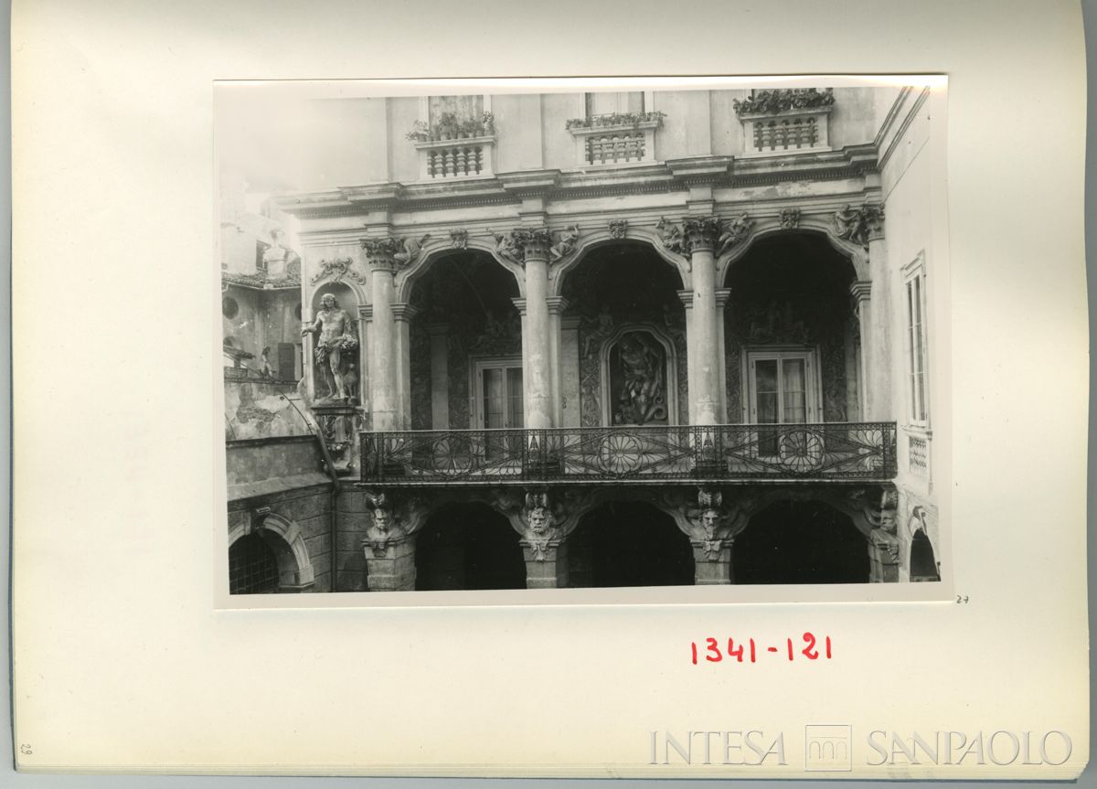Palazzo Leoni Montanari, scorcio della Loggia d'Ercole, 1929 (Foto Tapparo & Trentin)