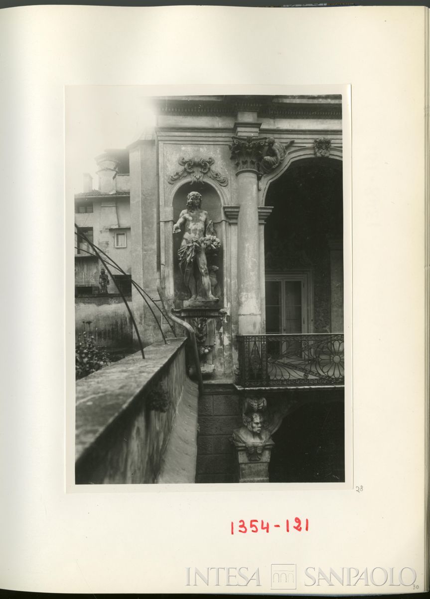 Palazzo Leoni Montanari, l'Apollo di Angelo Marinali nella nicchia al primo piano della Loggia d'Ercole, 1929 (Foto Tapparo & Trentin)