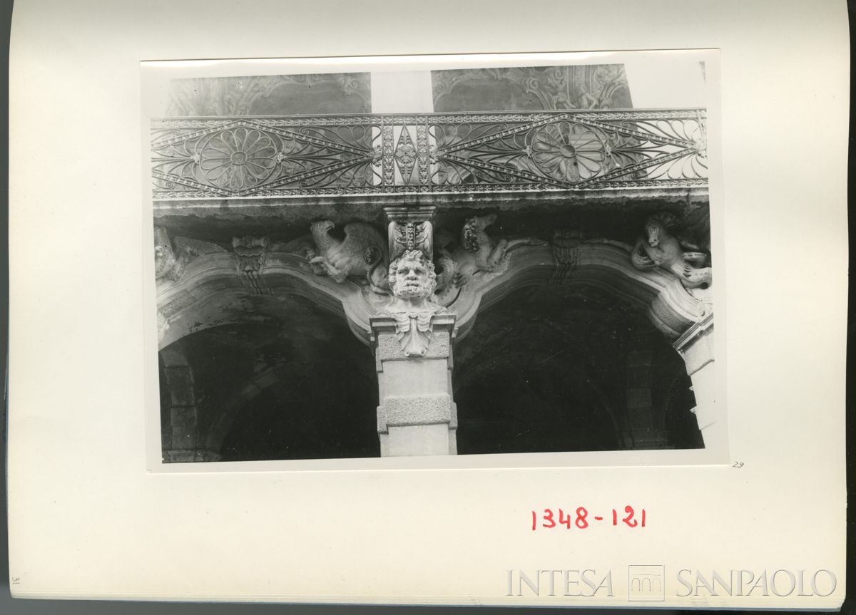 Palazzo Leoni Montanari, arcata dell'ordine inferiore della Loggia d'Ercole, 1929 (Foto Tapparo & Trentin)
