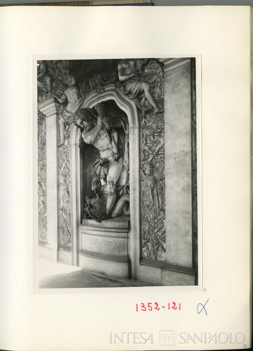 Palazzo Leoni Montanari, scultura in nicchia "Ercole vince l'Idra" al primo piano della Loggia d'Ercole, 1929 (Foto Tapparo & Trentin)