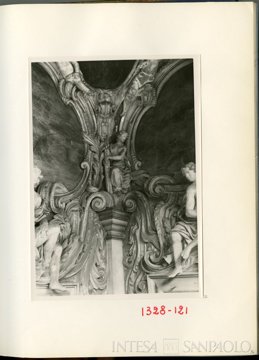 Palazzo Leoni Montanari, decorazioni d'angolo al primo piano della Loggia d'Ercole, 1929 (Foto Tapparo & Trentin)