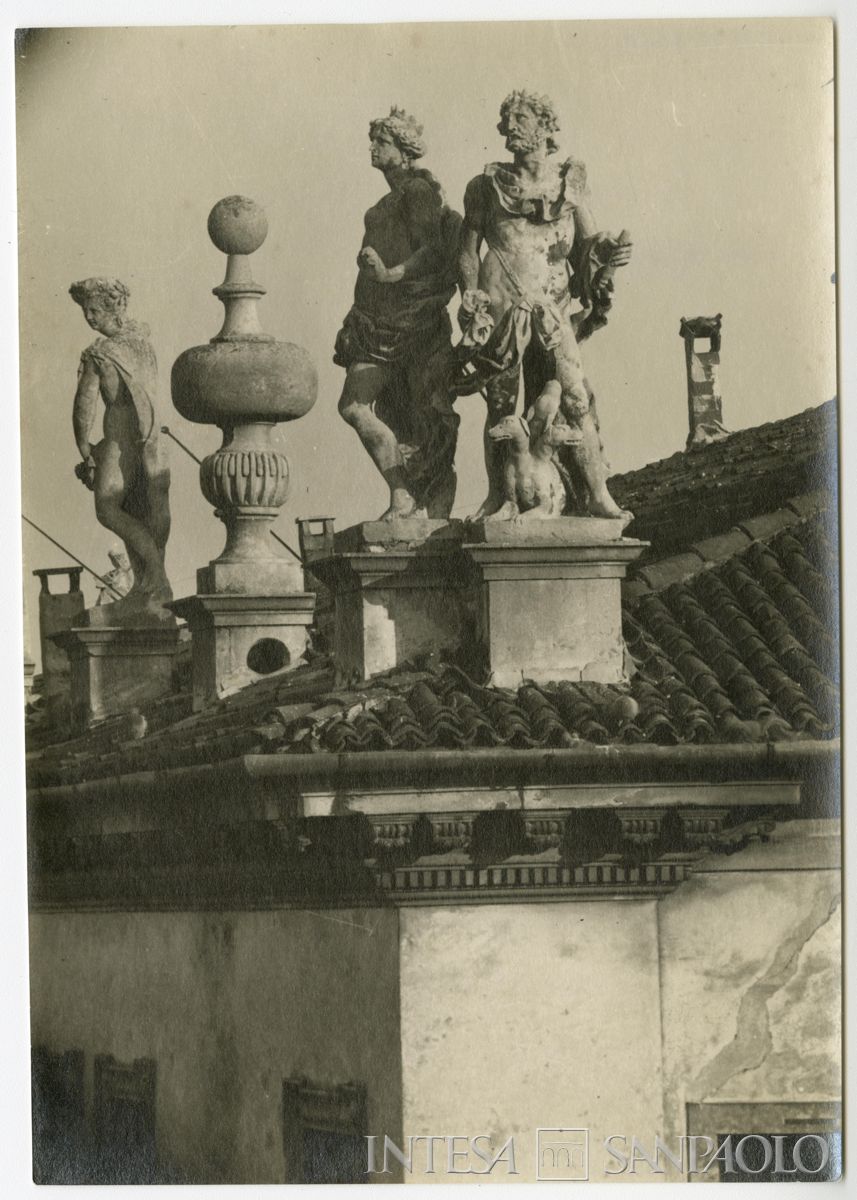 Palazzo Leoni Montanari, sculture a coronamento del tetto, 1929 (Foto Tapparo & Trentin)