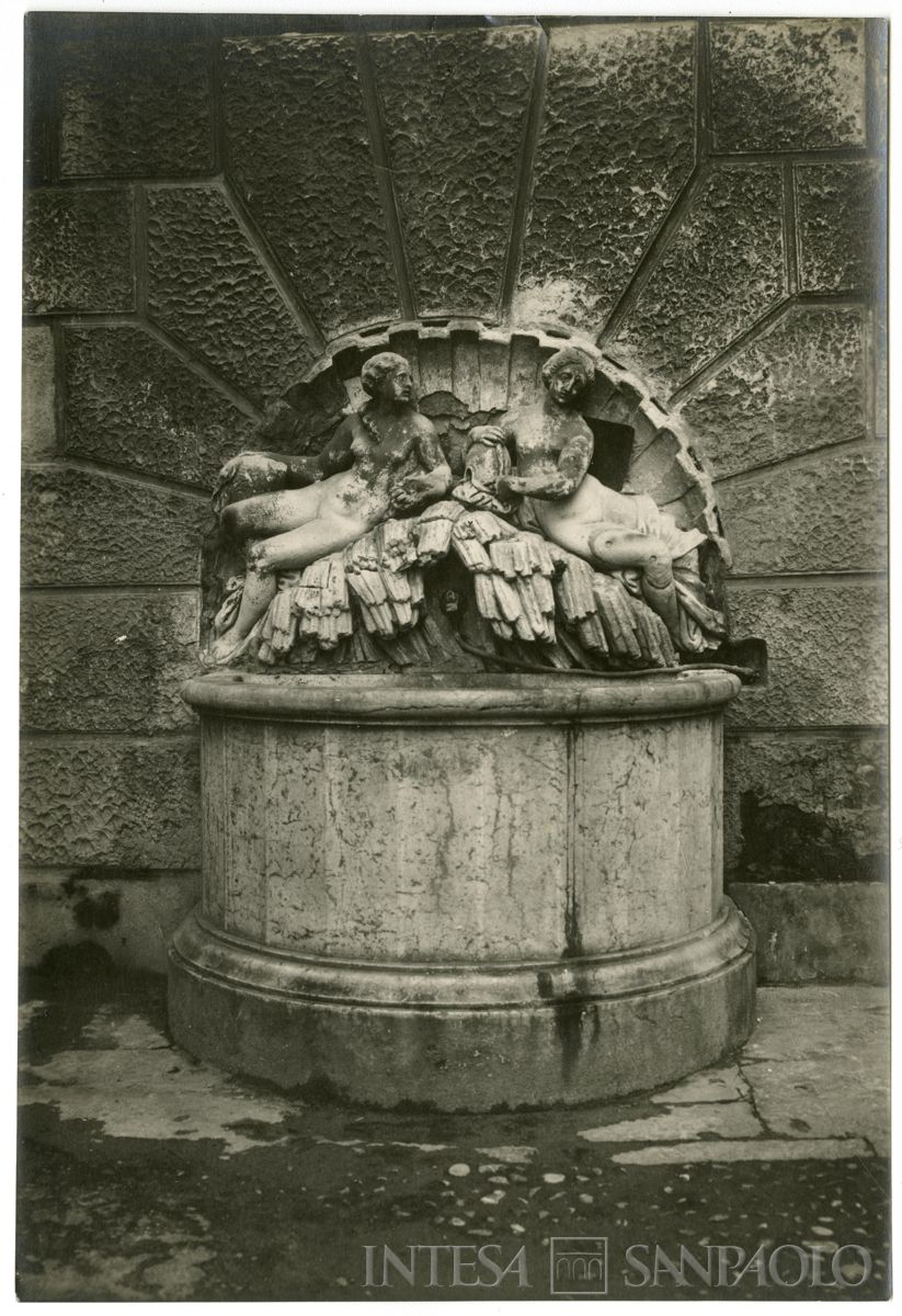 Palazzo Leoni Montanari, pozzo con le figure di Giunone e Pallade nel cortile, 1929 (Foto Tapparo & Trentin)