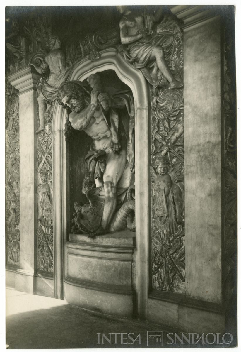 Palazzo Leoni Montanari, scultura in nicchia "Ercole vince l'Idra" al primo piano della Loggia d'Ercole, 1929 (Foto Tapparo & Trentin)