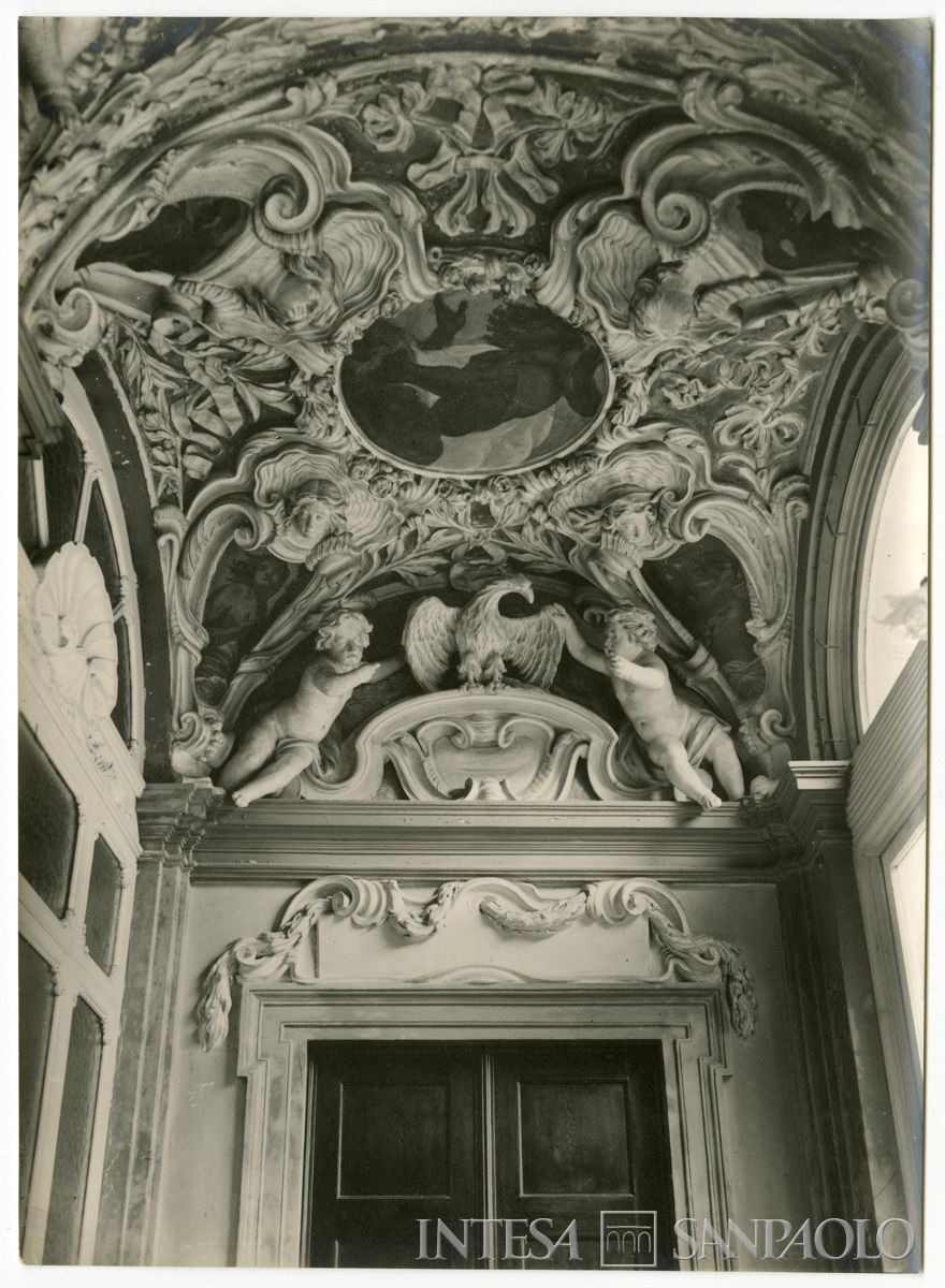 Palazzo Leoni Montanari, portale al primo pianerottolo dello scalone, in cui si riconosce l'Aquila, simbolo dei Montanari, 1929 (Foto Tapparo & Trentin)