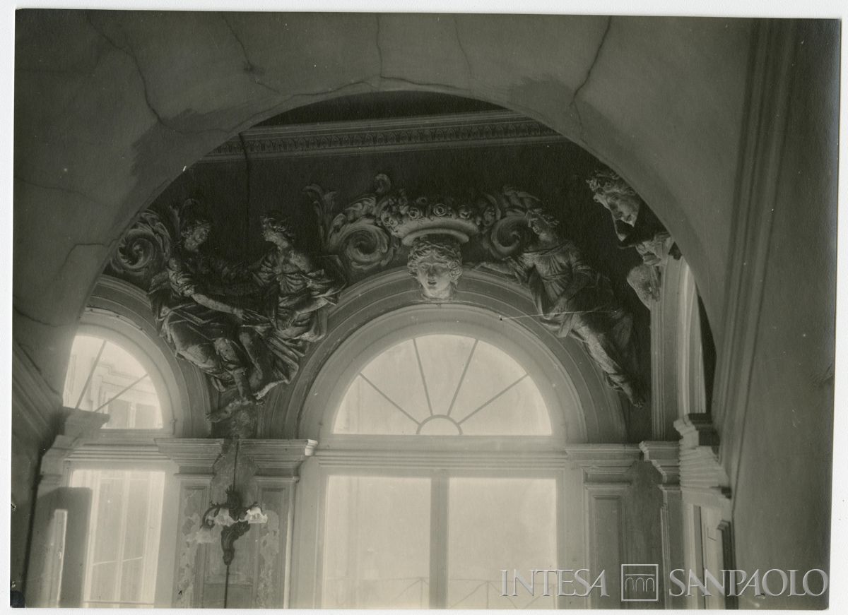 Palazzo Leoni Montanari, decorazioni sulle finestre del terzo pianerottolo dello scalone, 1929 (Foto Tapparo & Trentin)