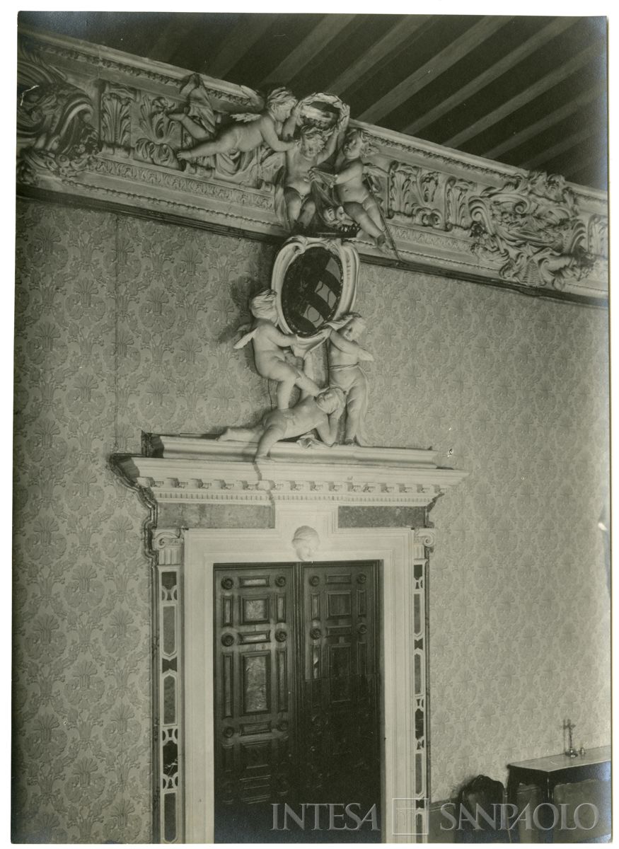 Palazzo Leoni Montanari, Sala Stemmi, putti della sovraporta, 1929 (Foto Tapparo & Trentin)