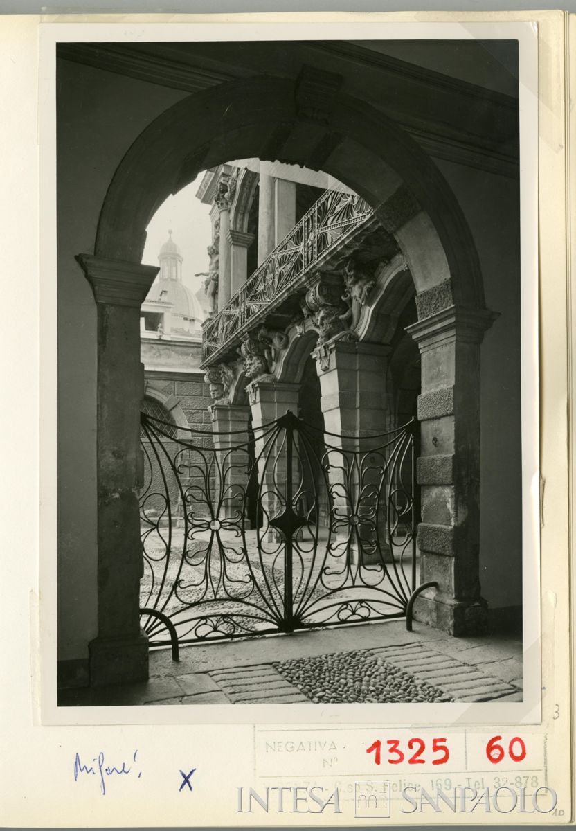 Palazzo Leoni Montanari, scorcio della Loggia d'Ercole, 1966 (Foto Tapparo & Trentin)