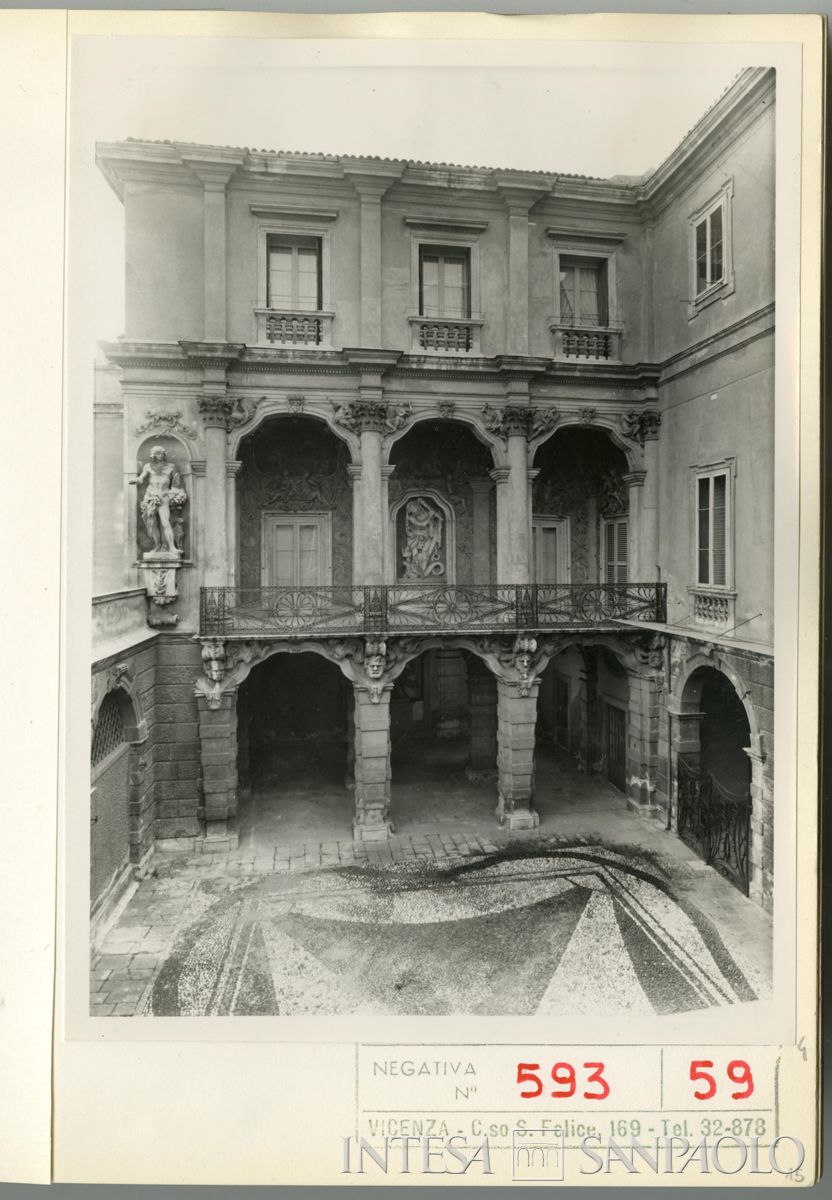 Palazzo Leoni Montanari, scorcio della Loggia d'Ercole, 1966 (Foto Tapparo & Trentin)