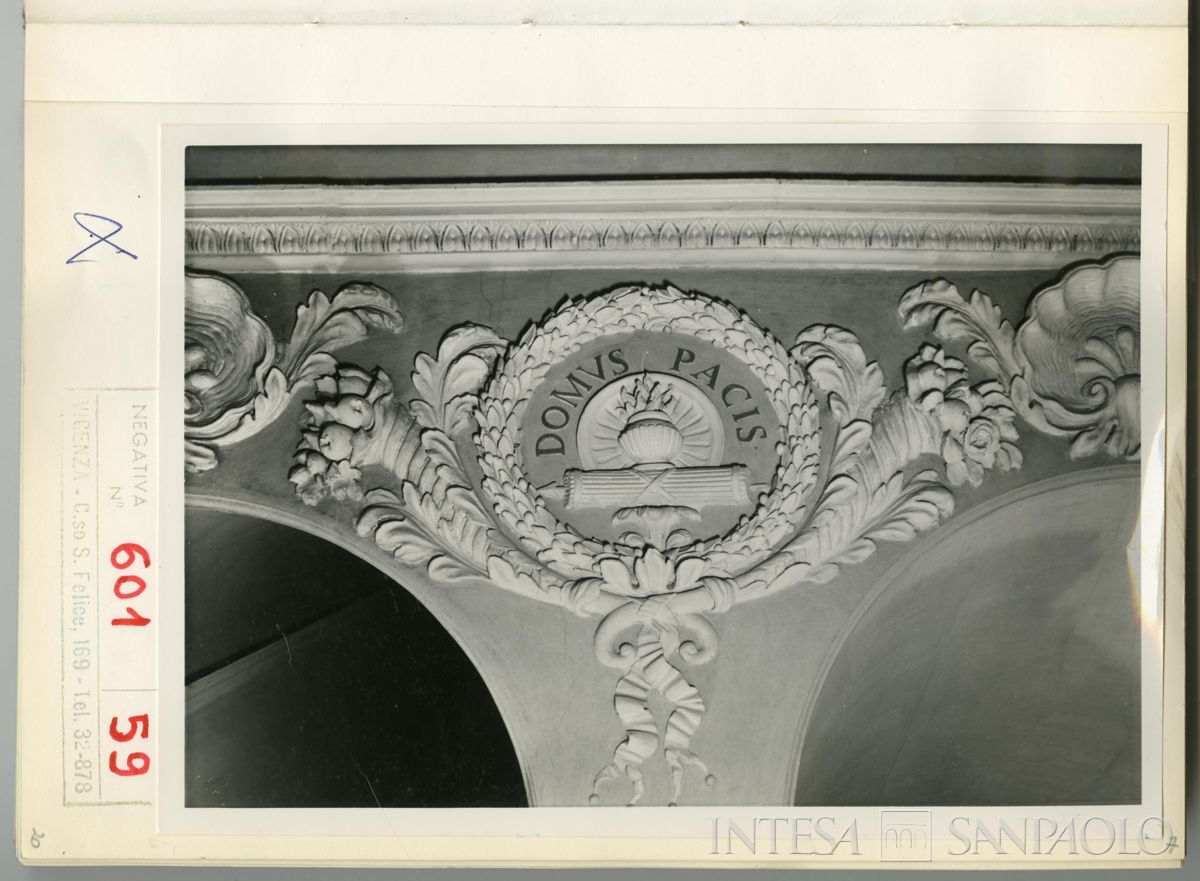 Palazzo Leoni Montanari, fregio neoclassico al terzo pianerottolo dello scalone, 1966 (Foto Tapparo & Trentin)