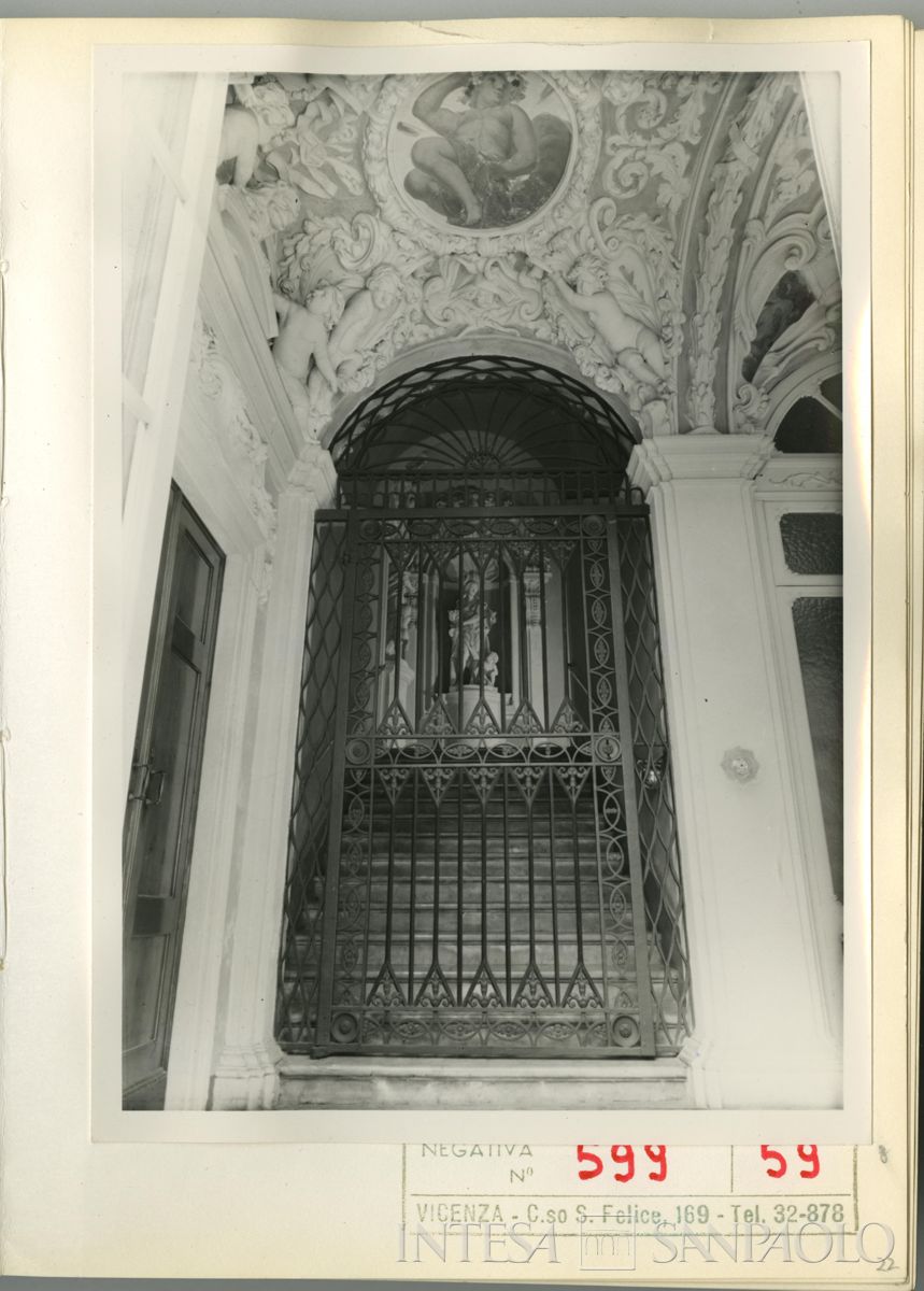 Palazzo Leoni Montanari, prima rampa dello scalone con il cancello del Miglioranza, 1966 (Foto Tapparo & Trentin)