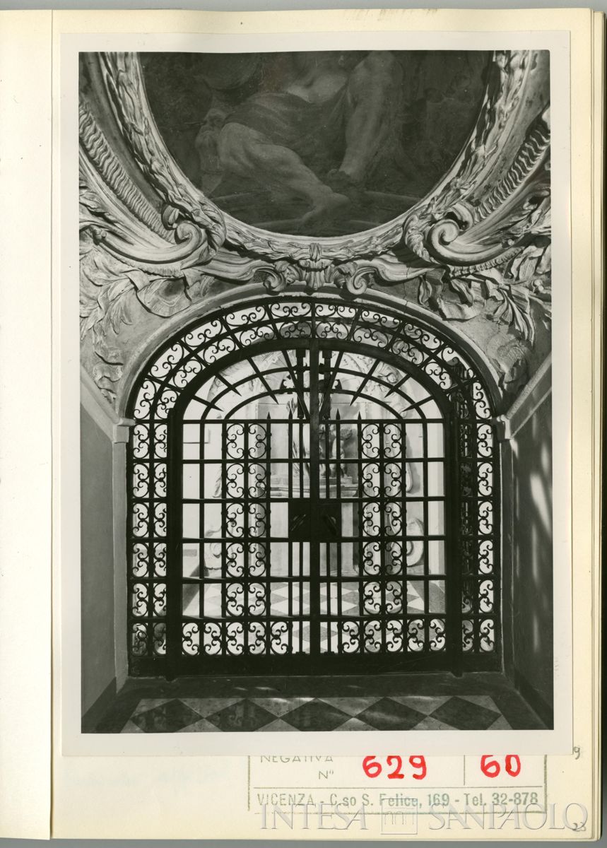 Palazzo Leoni Montanari, volta del sottoscala con cancello chiuso, 1966 (Foto Tapparo & Trentin)