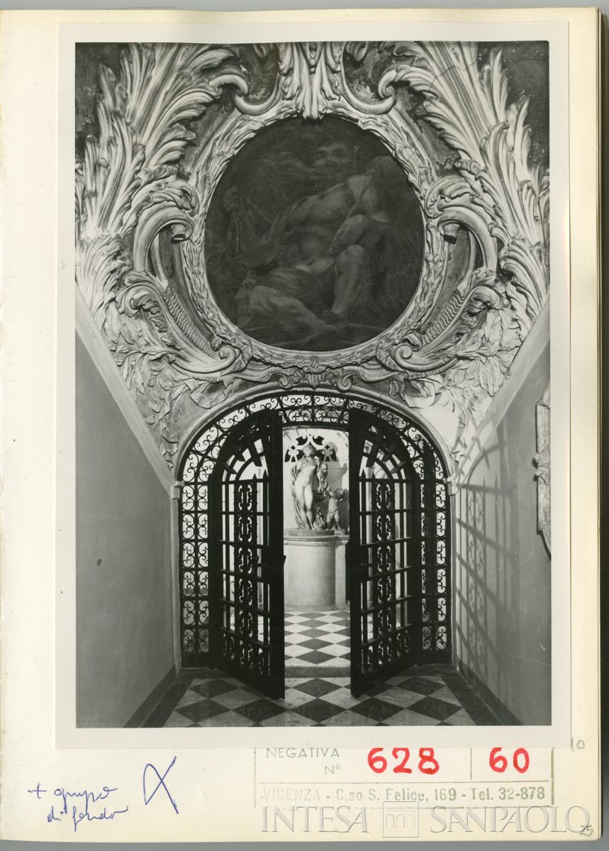 Palazzo Leoni Montanari, volta del sottoscala con cancello aperto; dietro si intravede la statua di Venere con amorino di Angelo Marinali, 1966 (Foto Tapparo & Trentin)