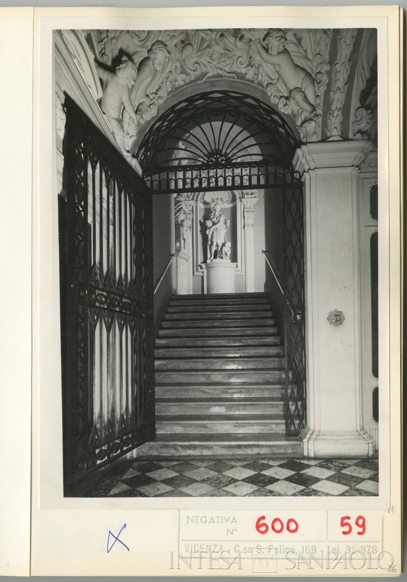 Palazzo Leoni Montanari, accesso allo scalone con il cancello della Miglioranza, 1966 (Foto Tapparo & Trentin)