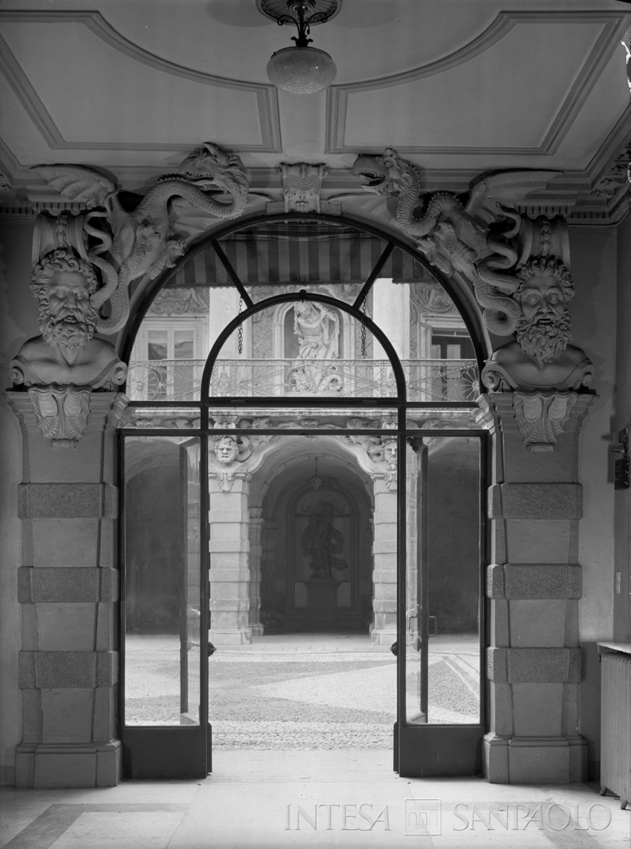 Palazzo Leoni Montanari, androne con accesso al cortile interno, 1966 (Foto Tapparo & Trentin)