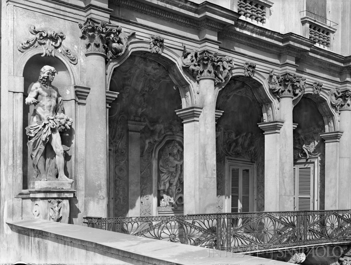 Palazzo Leoni Montanari, primo piano della Loggia d'Ercole; a sinistra la statua d'Apollo, 1966 (Foto Tapparo & Trentin)