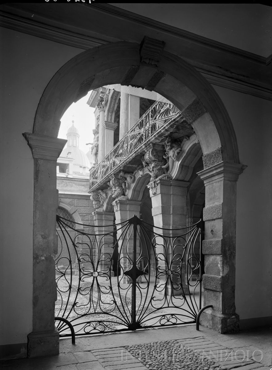 Palazzo Leoni Montanari, scorcio della Loggia d'Ercole, 1966 (Foto Tapparo & Trentin)