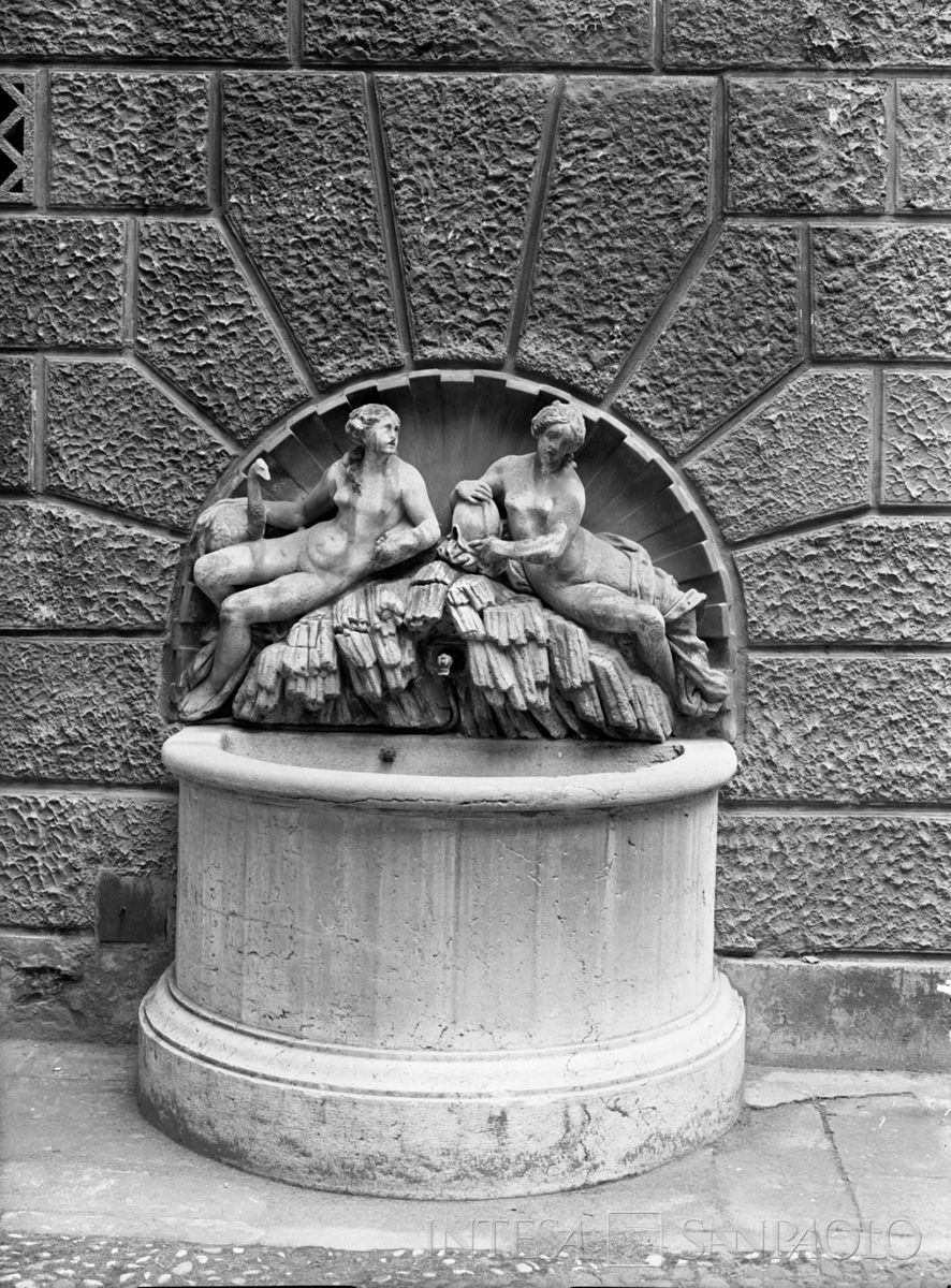 Palazzo Leoni Montanari, pozzo nel cortile con le figure di Giunone e Pallade, 1966 (Foto Tapparo & Trentin)