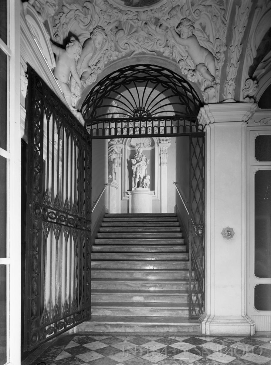 Palazzo Leoni Montanari, prima rampa dello scalone con il cancello del Miglioranza, 1966 (Foto Tapparo & Trentin)