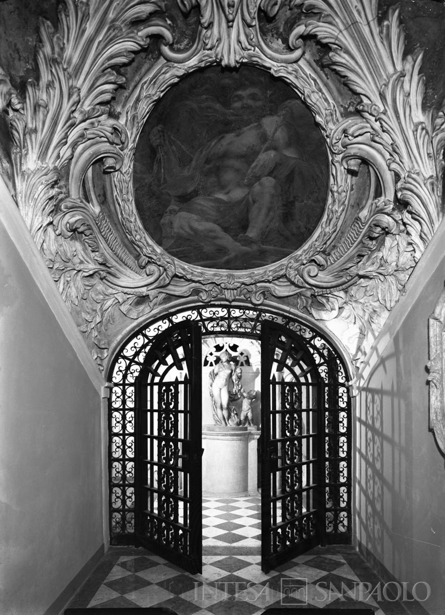 Palazzo Leoni Montanari, volta del sottoscala; si intravede la statua di Venere con amorino di Angelo Marinali, 1966 (Foto Tapparo & Trentin)