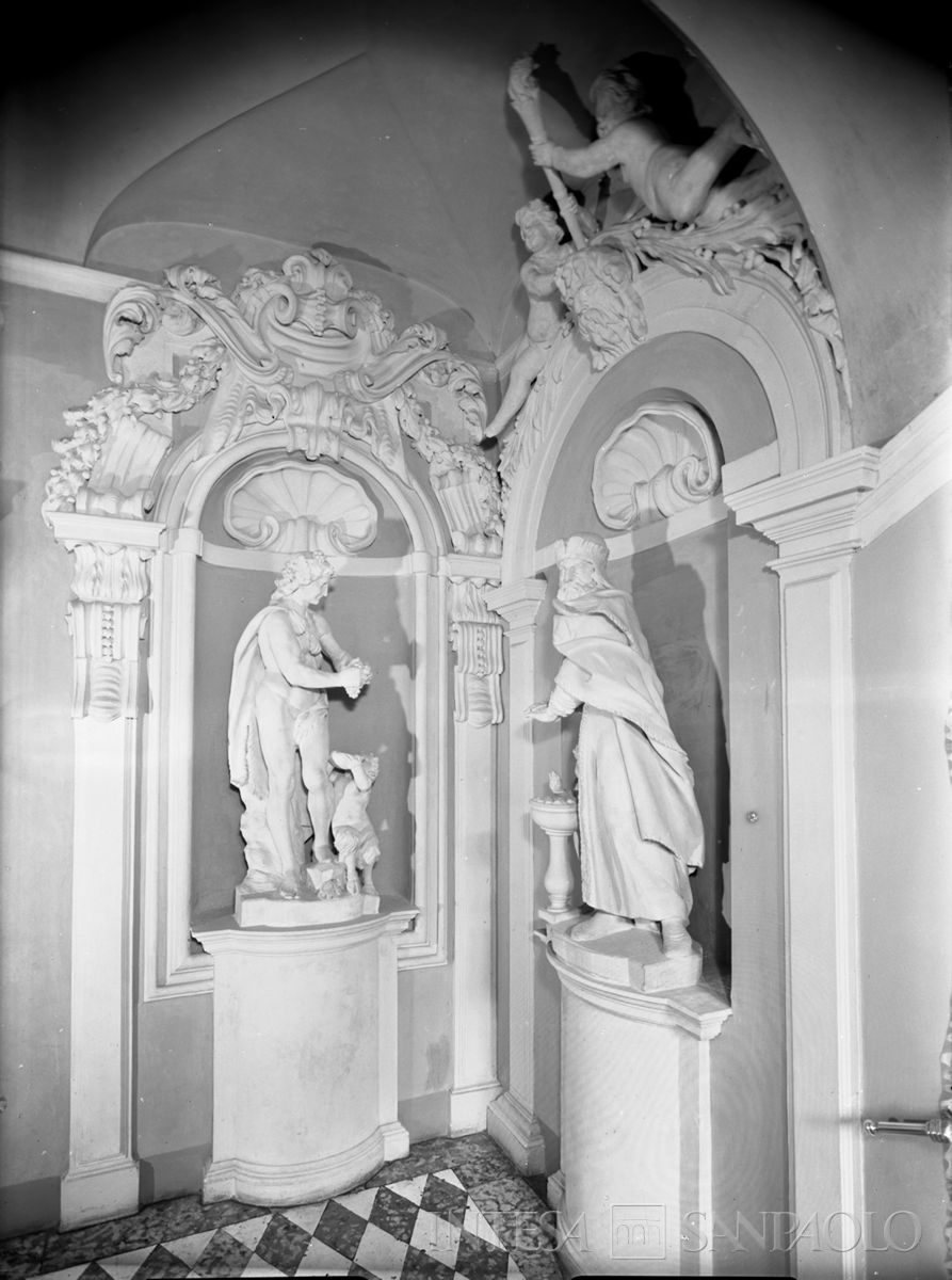 Palazzo Leoni Montanari, pianerottolo dello scalone, nicchia con le statue dell'Autunno e dell'Inverno, 1966 (Foto Tapparo & Trentin)