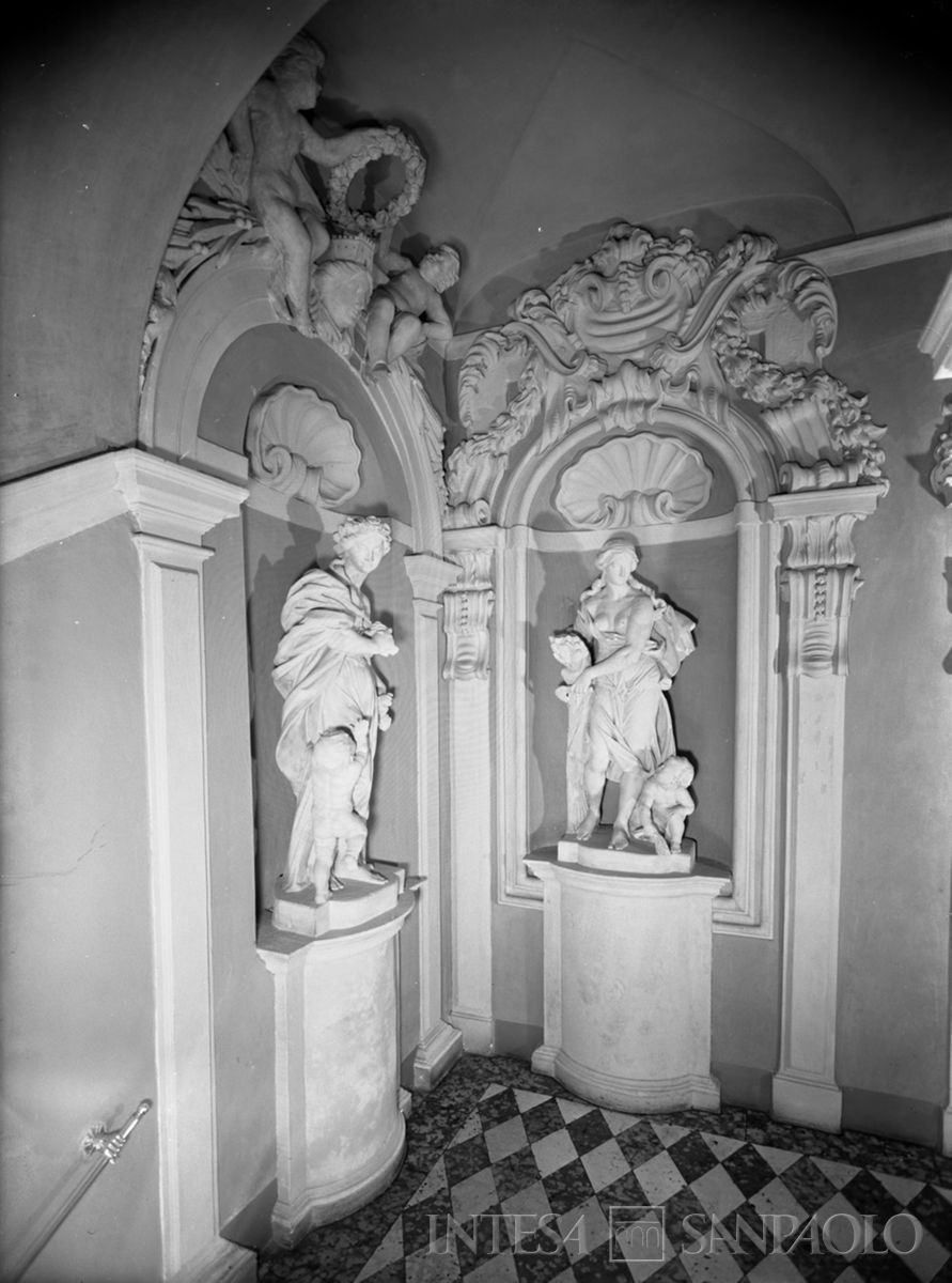 Palazzo Leoni Montanari, pianerottolo dello scalone, nicchia con le statue della Primavera e dell'Estate, 1966 (Foto Tapparo & Trentin)
