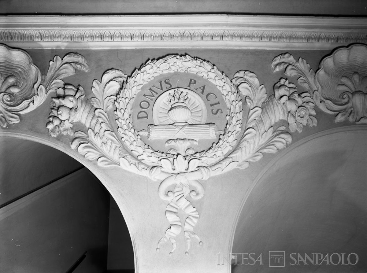 Palazzo Leoni Montanari, fregio neoclassico al terzo pianerottolo dello scalone, 1966 (Foto Tapparo & Trentin)