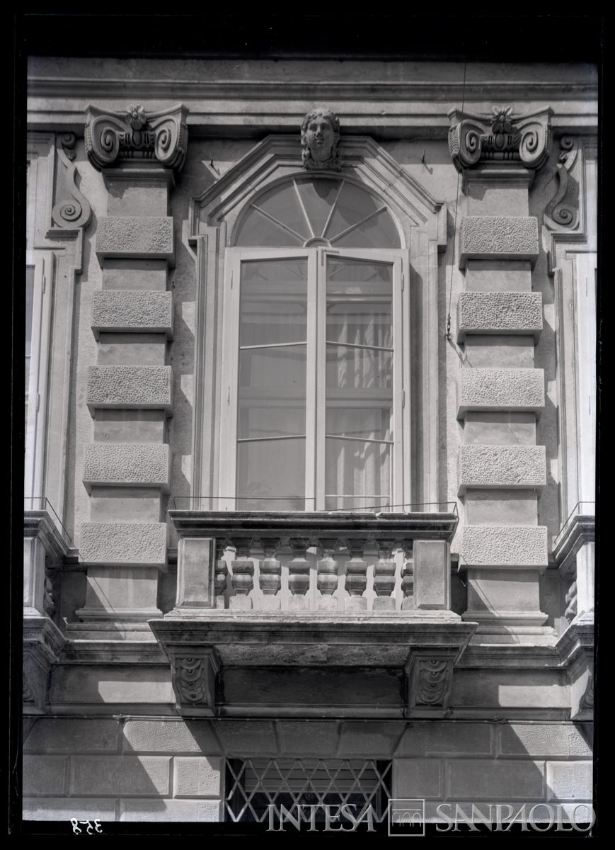 Palazzo Leoni Montanari, particolare di una finestra, 1958 (Foto Tapparo & Trentin)