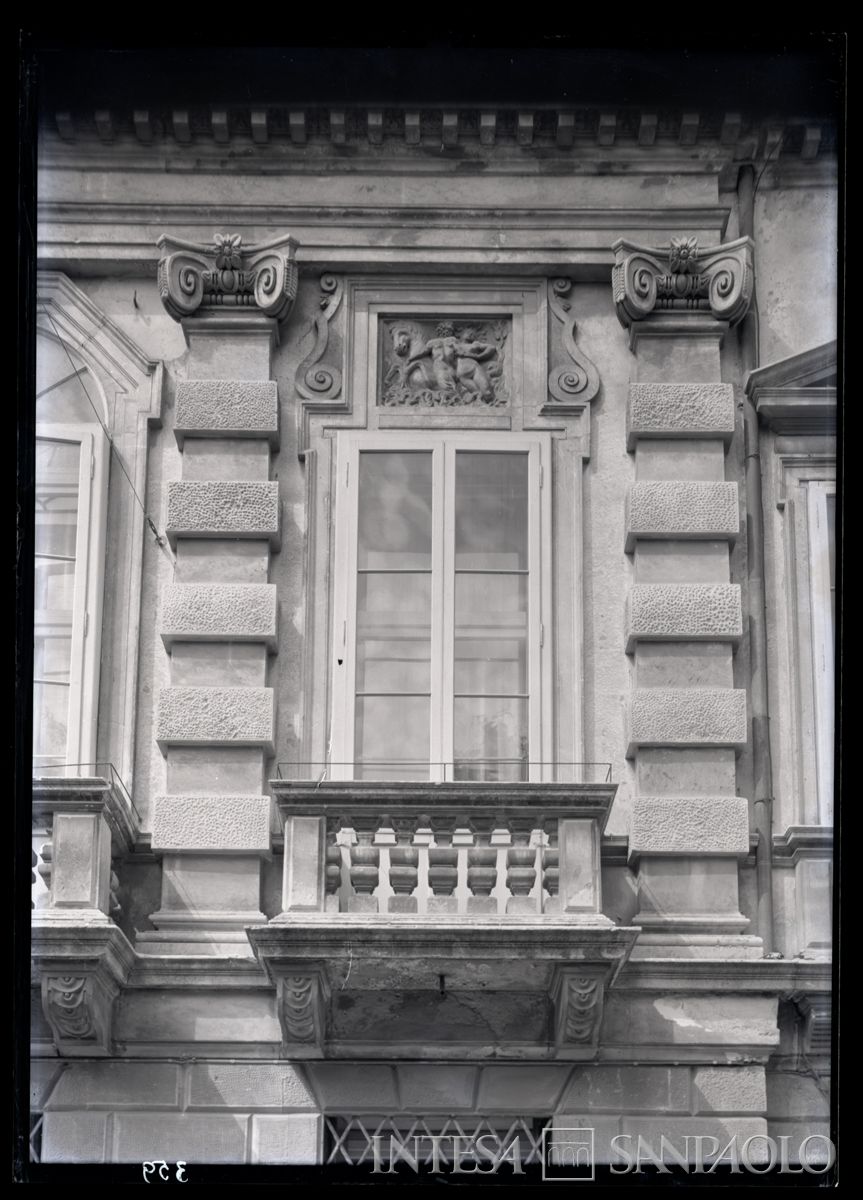 Palazzo Leoni Montanari, particolare di una finestra, 1958 (Foto Tapparo & Trentin)