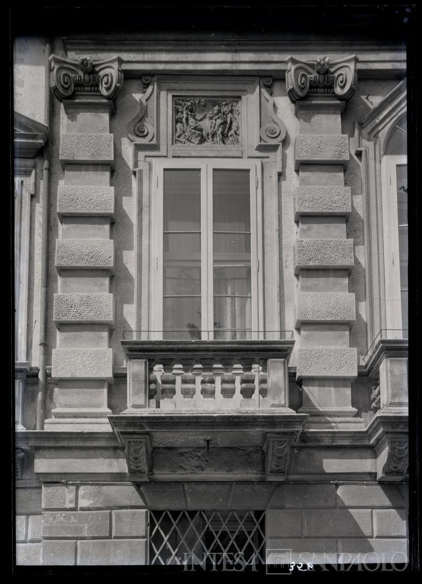 Palazzo Leoni Montanari, particolare di una finestra, 1958 (Foto Tapparo & Trentin)