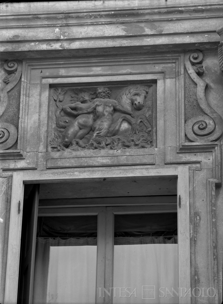 Palazzo Leoni Montanari, pannello con altorilievo di una finestra, 1956-1976 (Foto Tapparo & Trentin)