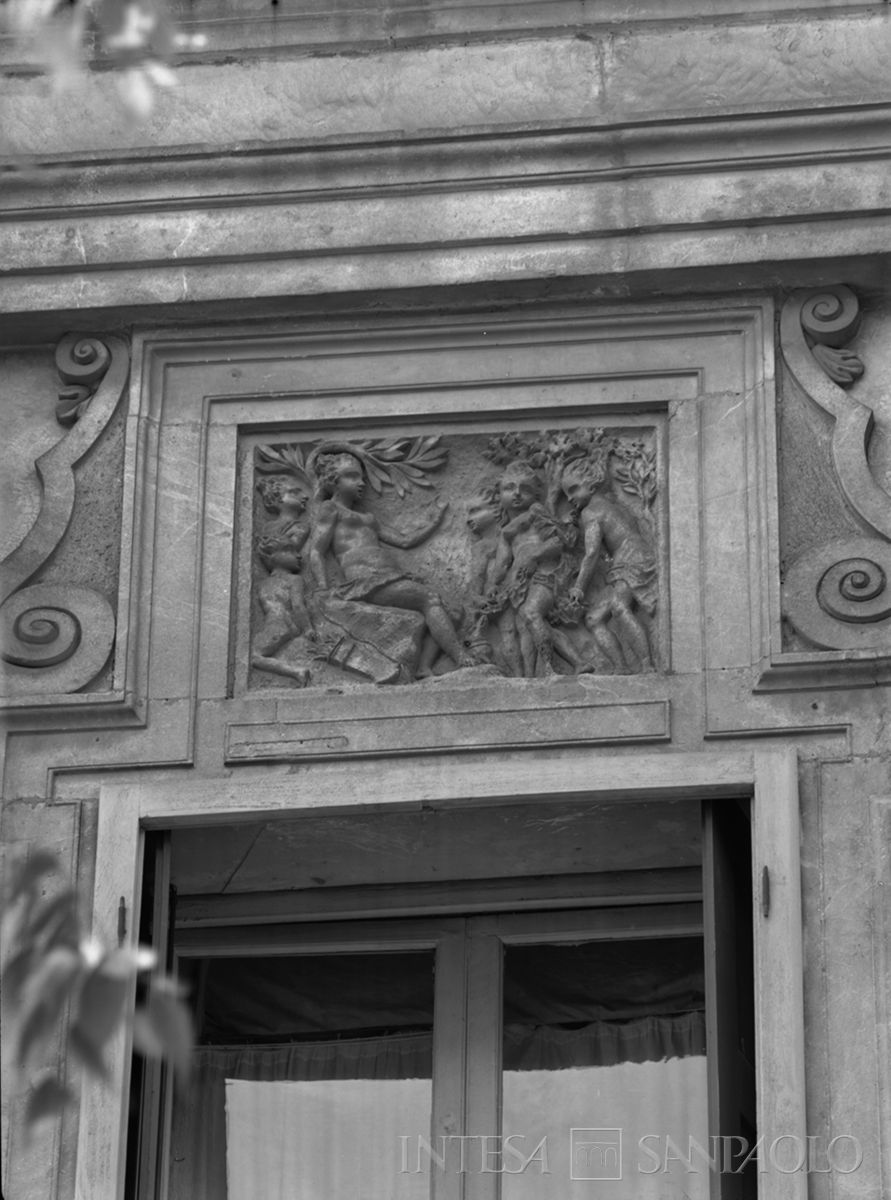 Palazzo Leoni Montanari, pannello con altorilievo di una finestra raffigurante Diana e Callisto, 1956-1976 (Foto Tapparo & Trentin)