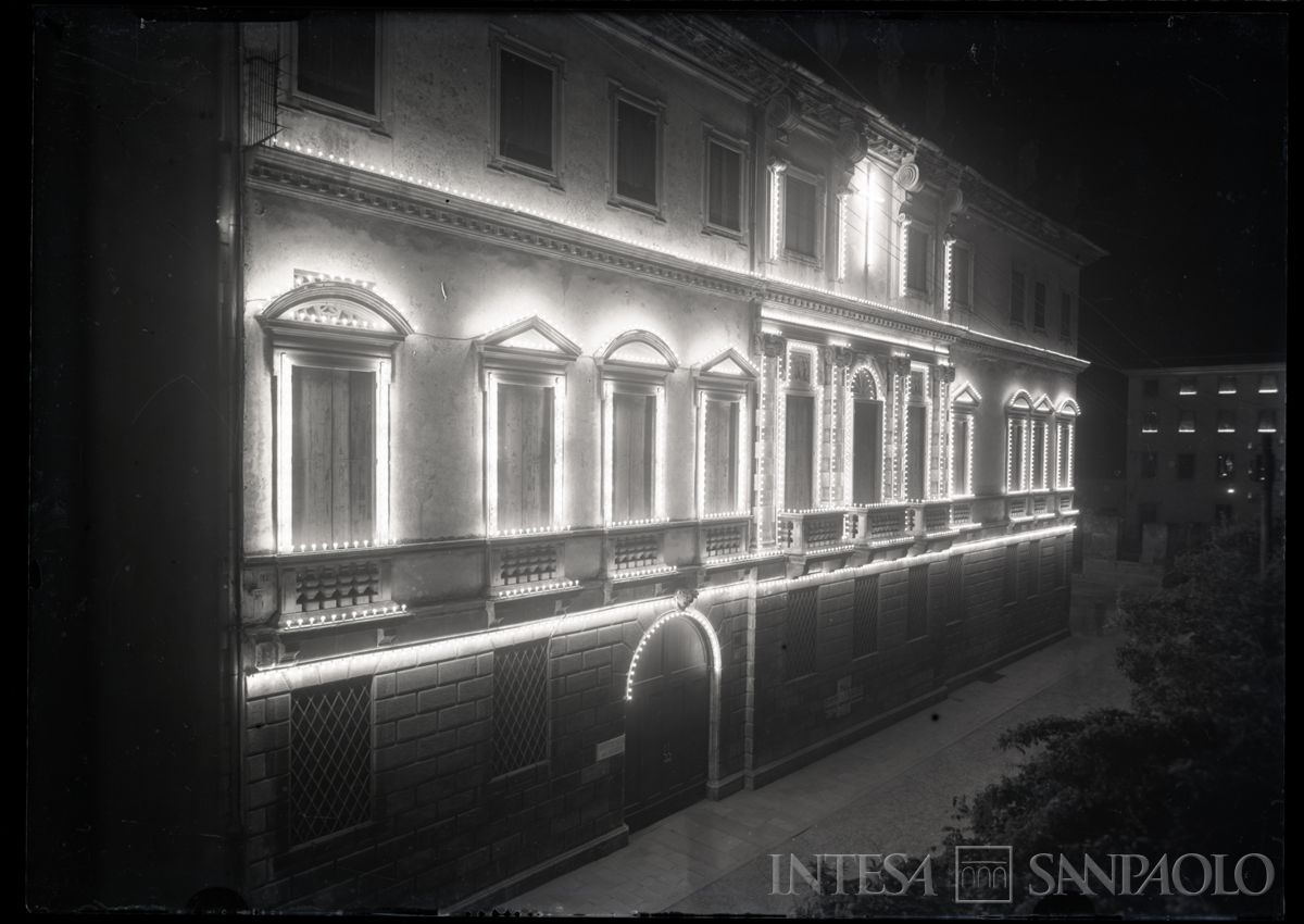 Palazzo Leoni Montanari, esterno illuminato, 1958 (Foto Tapparo & Trentin)