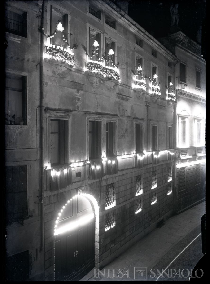 Palazzo Leoni Montanari, esterno illuminato, 1958 (Foto Tapparo & Trentin)