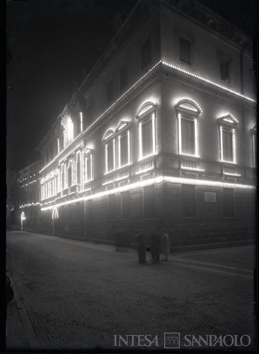 Palazzo Leoni Montanari, esterno illuminato, 1958 (Foto Tapparo & Trentin)
