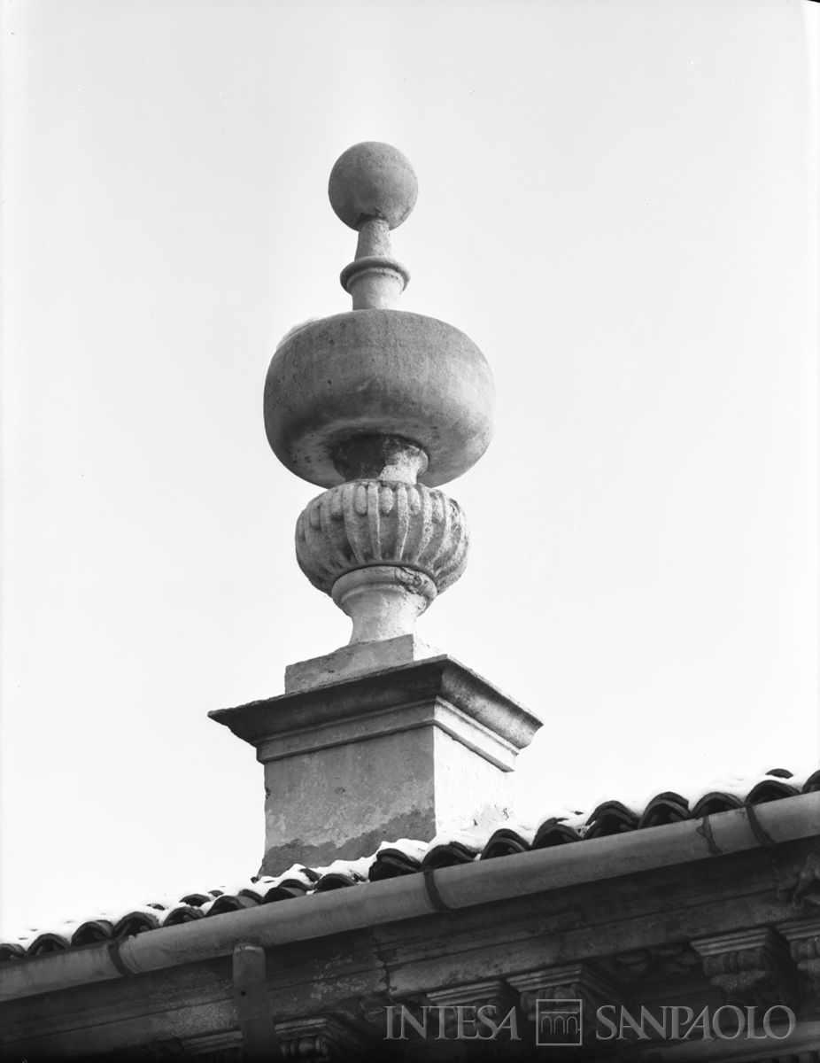 Palazzo Leoni Montanari, statua a coronamento del tetto, 1956-1976 (Foto Tapparo & Trentin)