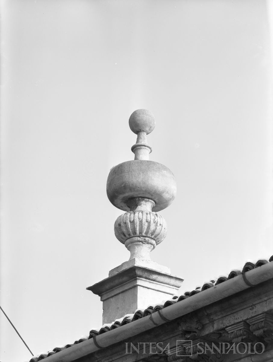 Palazzo Leoni Montanari, statua a coronamento del tetto, 1956-1976 (Foto Tapparo & Trentin)