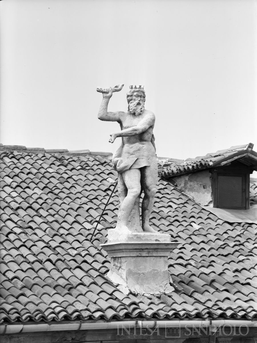 Palazzo Leoni Montanari, statua a coronamento del tetto, 1956-1976 (Foto Tapparo & Trentin)
