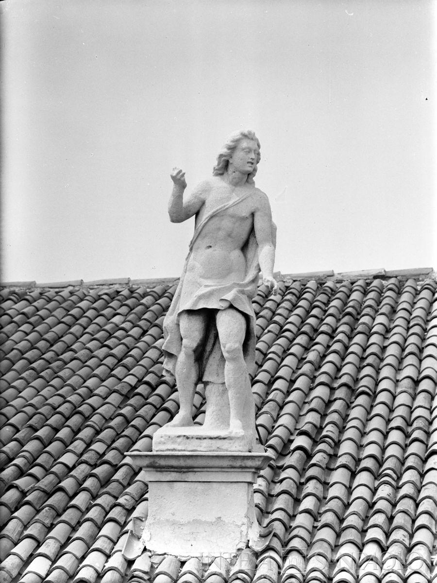 Palazzo Leoni Montanari, statua a coronamento del tetto, 1956-1976 (Foto Tapparo & Trentin)
