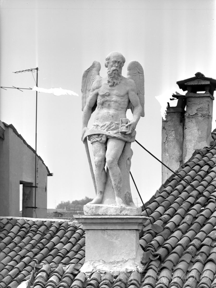 Palazzo Leoni Montanari, statua a coronamento del tetto, 1956-1976 (Foto Tapparo & Trentin)