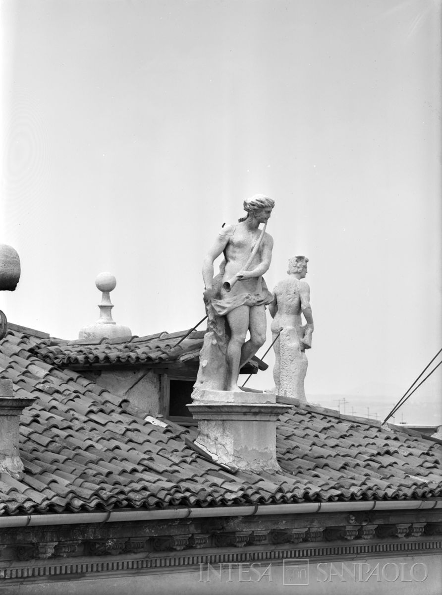 Palazzo Leoni Montanari, statua a coronamento del tetto, 1956-1976 (Foto Tapparo & Trentin)