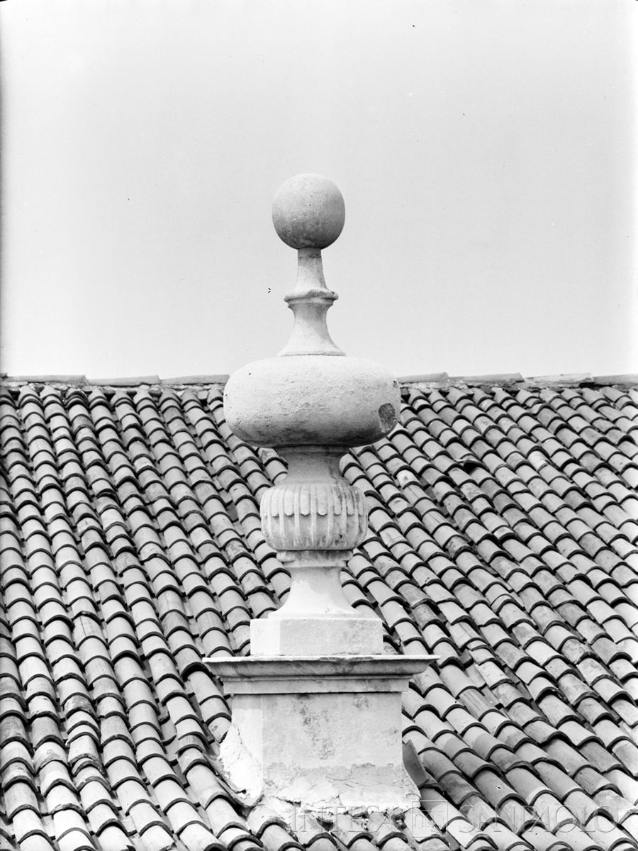 Palazzo Leoni Montanari, statua a coronamento del tetto, 1956-1976 (Foto Tapparo & Trentin)