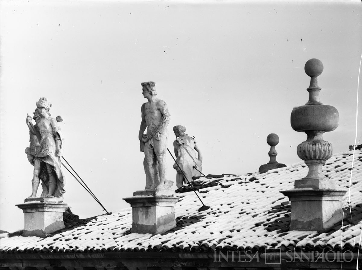 Palazzo Leoni Montanari, statue a coronamento del tetto, 1956-1976 (Foto Tapparo & Trentin)